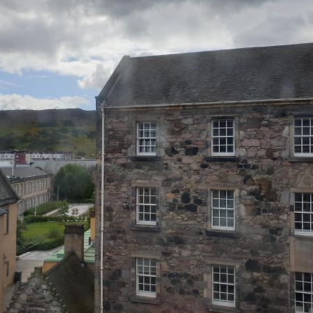 Canongate - Spacious And Historic 2 Bed Flat On Royal Mile Apartment เอดินบะระ ภายนอก รูปภาพ