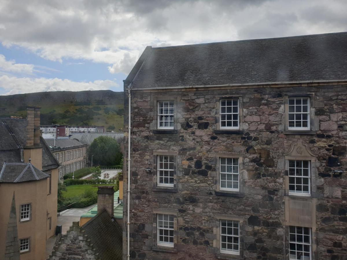 Canongate - Spacious And Historic 2 Bed Flat On Royal Mile Apartment เอดินบะระ ภายนอก รูปภาพ