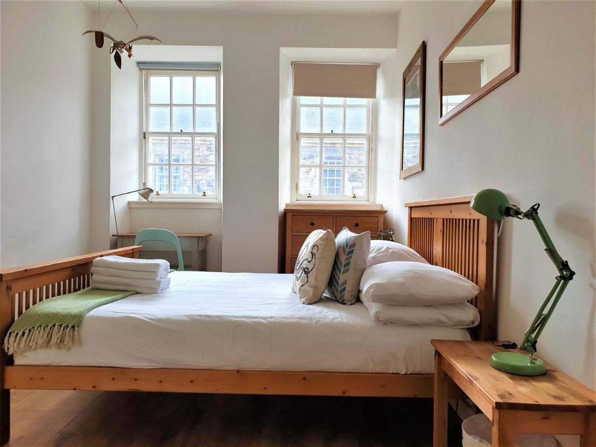 Canongate - Spacious And Historic 2 Bed Flat On Royal Mile Apartment เอดินบะระ ภายนอก รูปภาพ