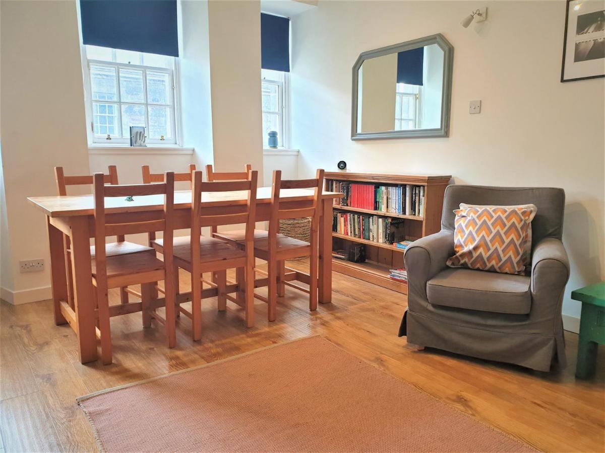 Canongate - Spacious And Historic 2 Bed Flat On Royal Mile Apartment เอดินบะระ ภายนอก รูปภาพ