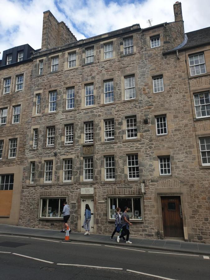 Canongate - Spacious And Historic 2 Bed Flat On Royal Mile Apartment เอดินบะระ ภายนอก รูปภาพ